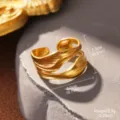 Vue détaillée d'une bague ouverte dorée à texture feuille avec dimensions et poids - Style de Feuille Aérodynamique (STR-0014-1800) / Or