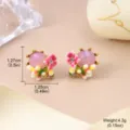 Vue détaillée des boucles d'oreilles fleurs en émail avec dimensions et poids de 4,3 g. - Boucles d'Oreilles Clous Fleur en Strass Rose (2-27103B-5000) / 1.27x1.25cm