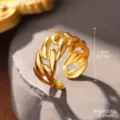 Détail d'une bague réglable en acier inoxydable doré avec motif de maille gourmette - Style de Chaîne Cubaine (STR-0019-1800) / Or