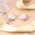 Vue macro détaillée de boucles d'oreilles chinoises en émail avec cygne et fleurs - Boucles d'Oreilles Clous Cygne Floral Rétro (2-27134A-7200) / 2.2x2.2cm