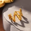 Vue détaillée d'une bague ajustable en acier inoxydable doré avec des mesures - Style de Ligne Ondulée (STR-0036-1800) / Or