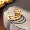 Gros plan d'une bague ajustable en acier inoxydable doré à plusieurs lignes - Style de Ligne Multicouche (STR-0039-1800) / Or