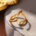 Detaillierte Nahaufnahme des goldenen Blattrings mit Maßen 2,08 cm und Gewicht 2,1 g - Organischer Linienstil (STR-0051-1800) / Gold
