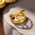 Nahaufnahme von vergoldetem Edelstahlring mit abstraktem Liniendesign und Maßen - Blatt Oval Verflochtener Stil (STR-0093-1800) / Gold