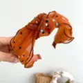 Detail van een oranje mesh geknoopte haarband met kleurrijke glimmende strassteentjes. - Koffie Mesh Strass Hoofdband (S217)