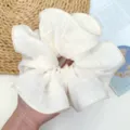 Primer plano de un coletero plisado crema con textura de cuadros y elegantes volantes - Coletero Grande Plisado / Blanco Roto