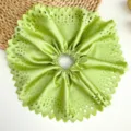 Vue détaillée d'un chouchou en satin vert surdimensionné à plis creux et bords découpés au laser. - Vert