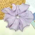 Detalle de un coletero morado de varias capas con una elegante textura de cuadros. - Coletero Grande Plisado / Púrpura