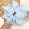 Detalle de coletero plissettato azul claro con textura de rejilla y bordes rizados. - Coletero Grande Plisado / Azul