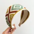 Detailansicht eines breiten Ethno-Stoffstirnbands mit bunter geometrischer Stickerei - Orange Gelb Ethno Breites Haarband