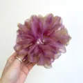 Detalle de un coletero de organza de gran tamaño con degradado morado y dorado - Coletero / Degradado Púrpura