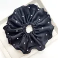 Vue détaillée d'un chouchou en satin noir de style français avec des perles élégantes blanches. - Chouchou Grandes Perles / Noir