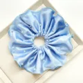 Gros plan d'un chouchou en satin bleu orné de magnifiques perles blanches fines - Chouchou Grandes Perles / Bleu