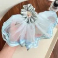 Detaillierte Nahaufnahme eines hellblauen Mesh-Haargummis mit weicher Organza-Textur - Blau (Rock-Stil)
