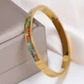 Nahaufnahme eines vergoldeten Armreifs mit lebhaftem, farbenfrohem Mosaik-Emaille-Inlay - Bunte Quadrate (sz824)
