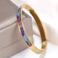Detailansicht eines goldenen Armreifs mit Vintage-Emaille-Ölgemäldemuster - Nebel (sz820)