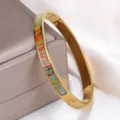 Detailansicht eines 18K vergoldeten Titanstahl-Armreifs mit Ölgemälde-Emaille-Inlay - Mehrfarbige Emaille (sz821)