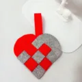 Ornamento appeso a forma di cuore in feltro intrecciato rosso e grigio fatto a mano - Heart Hanging Pouch / Rosso Grigio