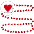 Dettaglio ghirlanda di cuori in feltro rosso, dimensione del singolo cuore 7,8x6cm - Stile Cuore Verticale / 10 pezzi / Rosso