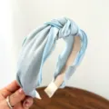Detailweergave van de fijne glittertextuur van de blauw geknoopte stoffen hoofdband. - Glinsterende Omzoomde Geknoopte Stijl / Blauw