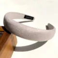 Detail van een zilveren glinsterende gewatteerde haarband met fijne glitterstof - Glinsterende Gewatteerde Sponsstijl / Roze