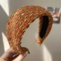 Gros plan d'un serre-tête en tweed coloré avec des fils d'or et une texture bouclée (86 chars) - Serre-tête Large / Orange