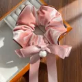 Λεπτομέρεια ροζ βελούδινου scrunchie με σατέν φιόγκο και λευκή πέρλα. - Βελούδινο Λαστιχάκι με Φιόγκο και Πέρλα