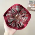 Λεπτομερής άποψη vintage κόκκινου καρό scrunchie στο χέρι που δείχνει την υφή υφάσματος. - Scrunchie με Κόκκινο Τελείωμα