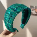 Détail rapproché d'un serre-tête en tweed vert avec des paillettes bleues brillantes - Serre-tête Large / Vert