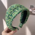 Gros plan sur la texture tissée en tweed vert et bleu d'un serre-tête d'hiver rembourré. - Serre-tête Large / Vert clair