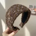 Détail d'un serre-tête en tweed marron avec une texture de laine bouclée élégante. - Serre-tête Large / Marron