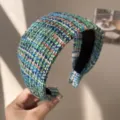 Gros plan détaillé d'un serre-tête en tweed tissé vert et bleu montrant la texture - Serre-tête Large / Bleu-vert