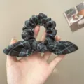 Κοντινό πλάνο ενός καρό scrunchie με φιόγκο σε γαλλικό vintage στυλ σε μπλε και καφέ - Λαστιχάκι με Αυτιά Κουνελιού / Μπλε και Καφέ Καρό