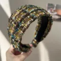 Gros plan d'un serre-tête en tweed multicolore à texture bouclée riche - Serre-tête Large / Café Jaune