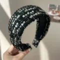 Gros plan détaillé d'un serre-tête rembourré en tweed noir avec des paillettes et des fils dorés - Serre-tête Large / Paillettes Noires