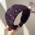 Détail d'un serre-tête en tweed violet avec des paillettes brillantes et style volumineux - Serre-tête Large / Violet Pailleté
