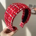 Gros plan d'un serre-tête en tweed rouge et blanc montrant une texture de laine de qualité - Serre-tête Large / Rouge & Noir