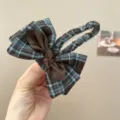 Detailansicht einer französischen Retro-Haarklammer mit blau-braunem Karomuster und Schleife - Schleife Entenschnabel-Clip / Blau-Braun Karomuster