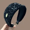 Gedetailleerde macro-opname van de zwarte pailletten op deze luxe haarband kwaliteit - Brede Pailletten Haarband