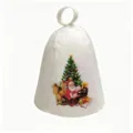 Vista dettagliata del cappello da sauna in feltro bianco con stampa albero e Babbo Natale - Stile Stampato Natalizio