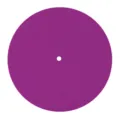 Detalle de primer plano de un tapete de fieltro morado para tocadiscos de vinilo. - Púrpura
