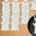 Set of white ghost-shaped felt cutlery holders for Halloween party table decoration - Ghost / Set of 12 / White