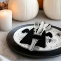 Halloween felt ghost cutlery holder on a spider-patterned plate with pumpkin decor - Ghost Style