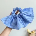 Detalle del coletero de doble capa con un diseño de volantes y cuadros azules y blancos - Coletero de Falda Grande / Rayado azul claro
