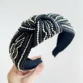 Dettaglio di cerchietto annodato nero con eleganti perline argentate e paillettes - Stile Annodato con Righe di Perline e Luccichio / Nero