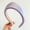 Primer plano de una diadema acolchada de satén lavanda con un elegante estilo retro vintage - Violeta Claro