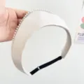Detalle de la diadema de cuero blanco con elegantes perlas y correa negra ajustable - Diadema de Perlas Corona / Tamaño ajustable / Blanco Roto
