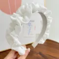 Détail d'un serre-tête élégant en résille blanche froncée avec des pois en cristal - Plissé à pois / Blanc