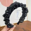 Détail d'un serre-tête en tulle plissé noir orné de jolis petits pois blancs - Plissé à pois / Noir