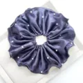 Vue détaillée d'un chouchou en satin plissé violet foncé orné de perles incrustées - Chouchou Grandes Perles / Violet